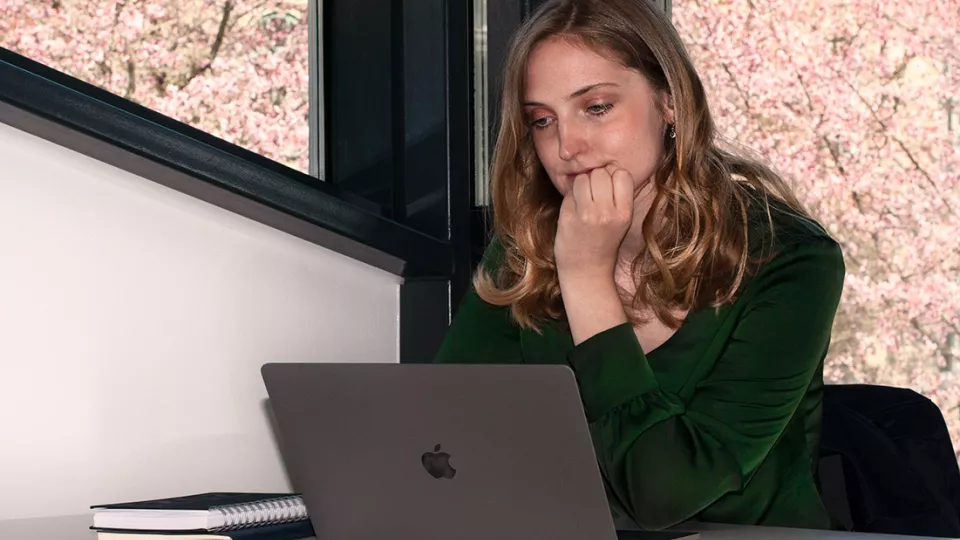 Woman sitting with laptop (image)