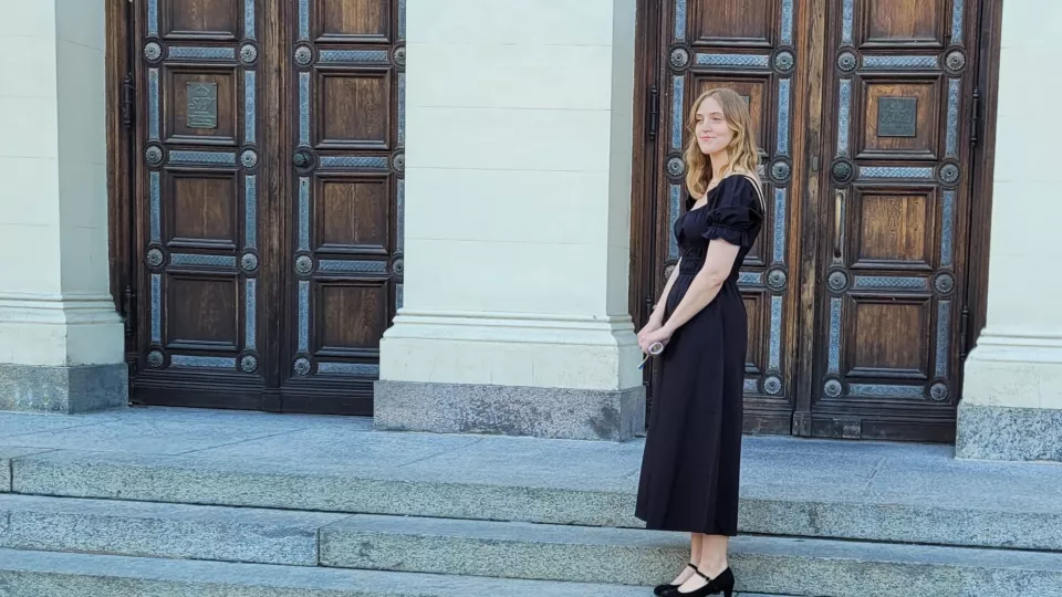 Evelina in front of Lund University main building