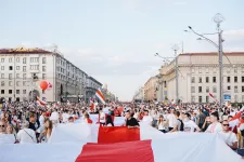 Belarusian flag in a large demonstration (image)