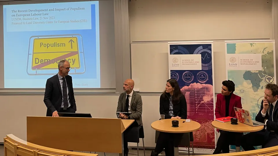 Symposiets deltagare under det sista panelsamtalet
