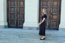 Evelina framför universitetshuset i Lund